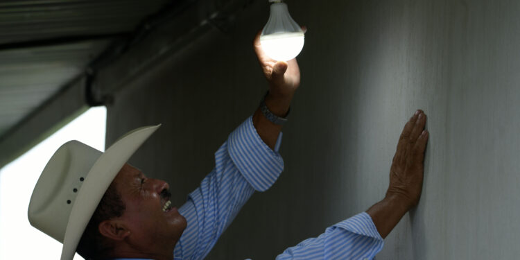 Cambian candiles por bombillas de energía eléctrica