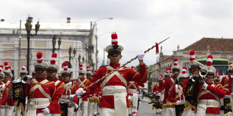 Centros educativos inician con desfiles cívicos en el Centro Histórico