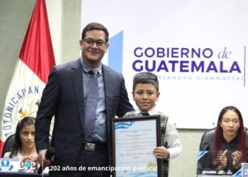 En el marco del aniversario de independencia homenajean a cinco totonicapenses