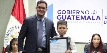 En el marco del aniversario de independencia homenajean a cinco totonicapenses