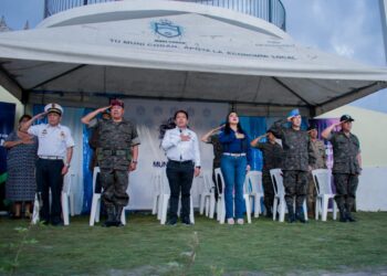 Altaverapacenses conmemoraron los 202 años de independencia patria