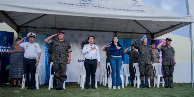 Altaverapacenses conmemoraron los 202 años de independencia patria