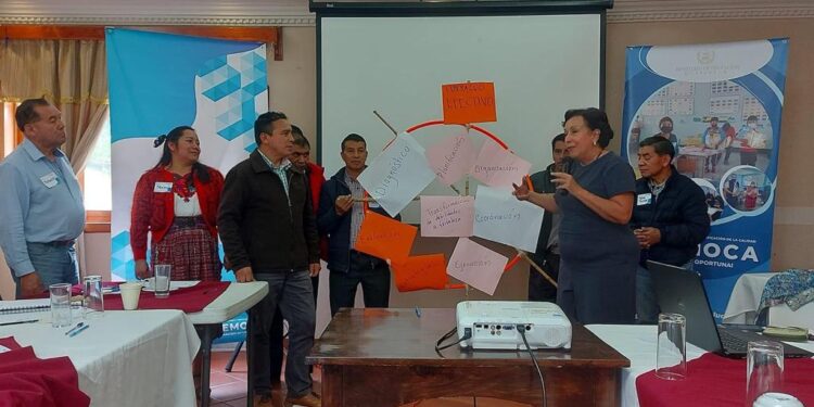 Capacitan a profesionales que ejercen funciones de supervisión educativa en Totonicapán