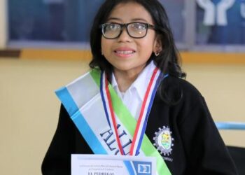 Niña “guerrera” Elma Alexa López es condecorada en el Hospital Regional de Occidente