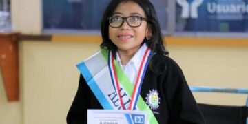 Niña “guerrera” Elma Alexa López es condecorada en el Hospital Regional de Occidente