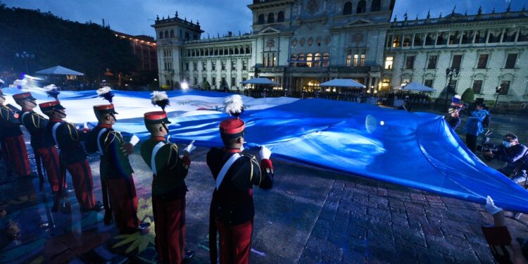 Arriada de la bandera de Guatemala.