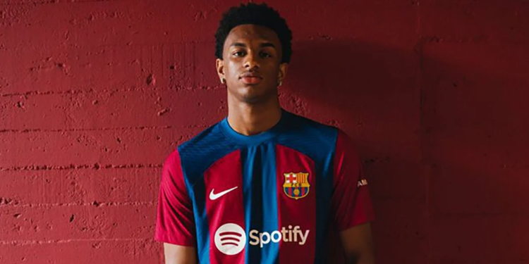 Alejandro Balde renueva con el Barcelona hasta el 2028