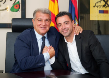 Xavi firma la renovación con el Barcelona hasta el año 2025