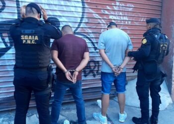 capturados por posesión de posbile droga, armas y dinero en efectivo.