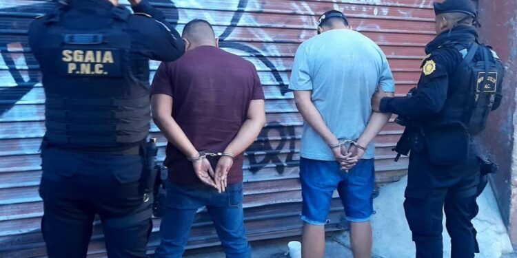 capturados por posesión de posbile droga, armas y dinero en efectivo.