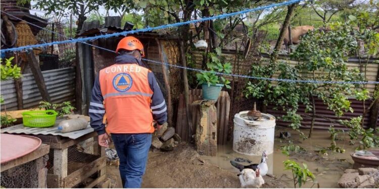 Conred brinda apoyo a las familias afectadas por las lluvias.