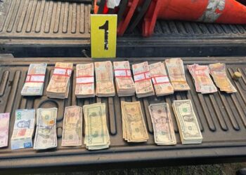 Detienen a hombre que trasladaba cerca de 90 mil quetzales en vehículo