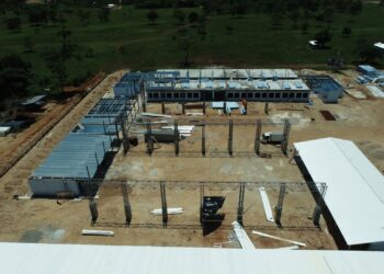 Continúa avance en la construcción de la Escuela Bicentenario en La Libertad, Petén