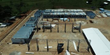 Continúa avance en la construcción de la Escuela Bicentenario en La Libertad, Petén