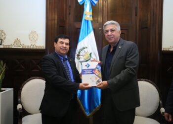 El ministro de Finanzas Edwin Martínez Cameros entregó la propuesta de presupuesto 2024.