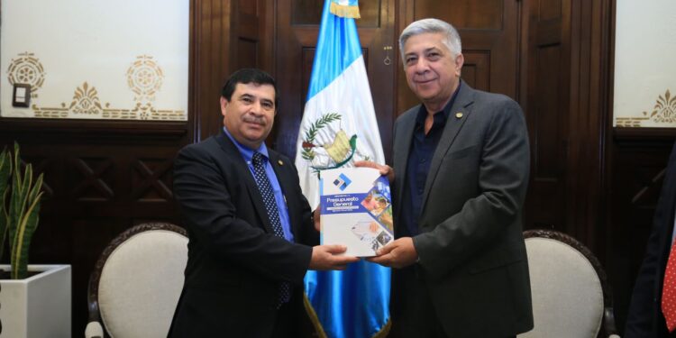 El ministro de Finanzas Edwin Martínez Cameros entregó la propuesta de presupuesto 2024.