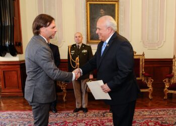 Embajador de Guatemala en Uruguay entrega cartas credenciales