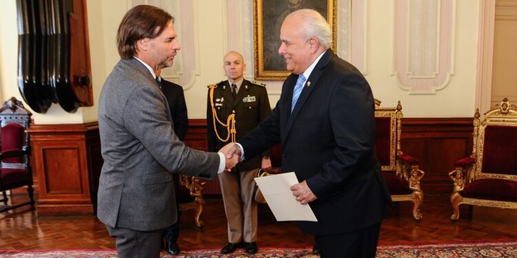 Embajador de Guatemala en Uruguay entrega cartas credenciales