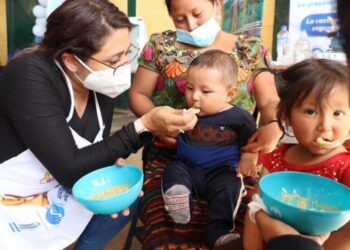 Entrega del alimento complementario fortificado.