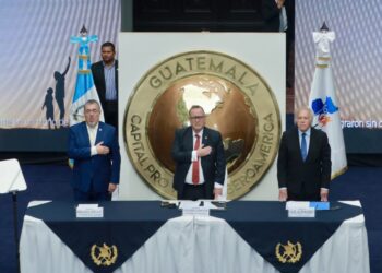 Presidente entrega carpetas institucionales y plataforma de transición