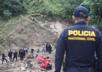 Ejército de Guatemala y PNC realizan acciones de búsqueda y rescate en asentamiento Dios es Fiel