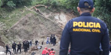 Ejército de Guatemala y PNC realizan acciones de búsqueda y rescate en asentamiento Dios es Fiel