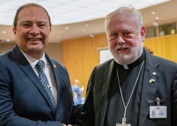 Secretario para las Relaciones con los Estados de la Santa Sede se reúne con canciller