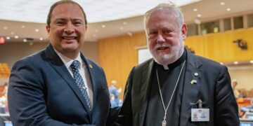 Secretario para las Relaciones con los Estados de la Santa Sede se reúne con canciller