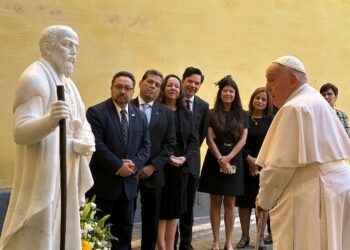 Papa Francisco bendice escultura del Santo Hermano Pedro