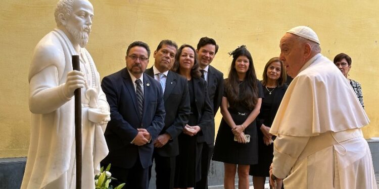 Papa Francisco bendice escultura del Santo Hermano Pedro