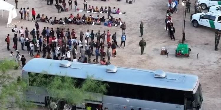 Funcionarios consulares de Guatemala atienden a 204 migrantes interceptados Texas