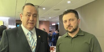 Presidente Alejandro Giammattei (izquierda) y presidente Volodímir Zelenski (derecha). /Foto: Gobierno de Guatemala