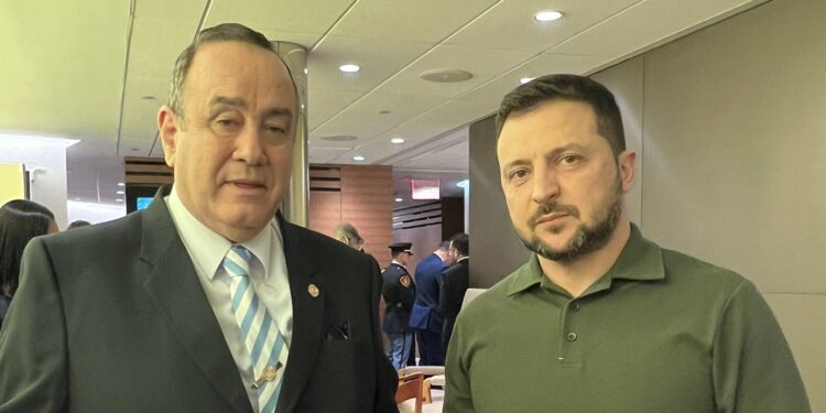 Presidente Alejandro Giammattei (izquierda) y presidente Volodímir Zelenski (derecha). /Foto: Gobierno de Guatemala