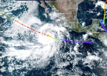 Huracán Jova crece a categoría 5 y causa lluvias en el Pacífico mexicano
