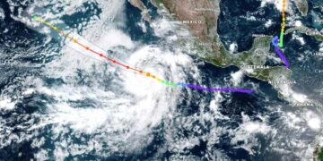 Huracán Jova crece a categoría 5 y causa lluvias en el Pacífico mexicano