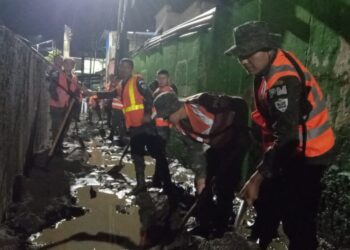 Labores de limpieza en colonia Santa Inés Petapa, San Miguel Petapa. / Foto: Ejército de Guatemala.