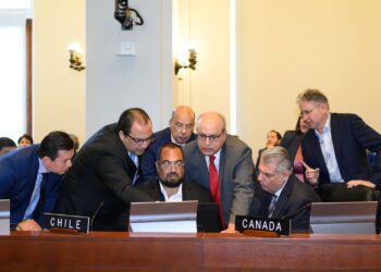 Miembros del Consejo Permanente de la OEA negociando el texto final de la declaración sobre la sesión extrardinaria. / Foto: Embajador Ronald Sanders de Antigua y Barbuda.