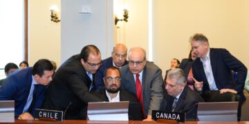 Miembros del Consejo Permanente de la OEA negociando el texto final de la declaración sobre la sesión extrardinaria. / Foto: Embajador Ronald Sanders de Antigua y Barbuda.