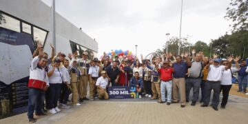 Festejo con trabajadores y doña Gladys en el Parque de la Paz Carlos El Pescadito Ruiz. / Foto: MCD.