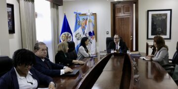 Presidente se reúne con delegación de la OEA que brinda acompañamiento al proceso de transición