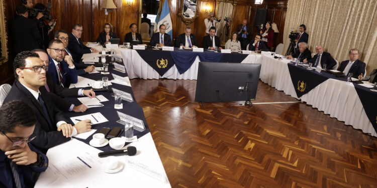Primera reunión entre el presidente Alejandro Giammattei con el binomio electo.