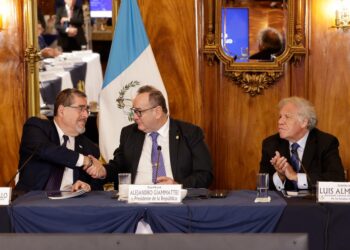 Reunión para dar inicio al proceso de transición. / Foto: Álvaro Interiano.