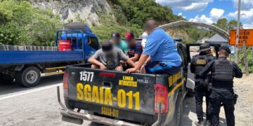 Seis coyotes capturados y dos menores remitidos por transportar de manera ilegal a 42 personas