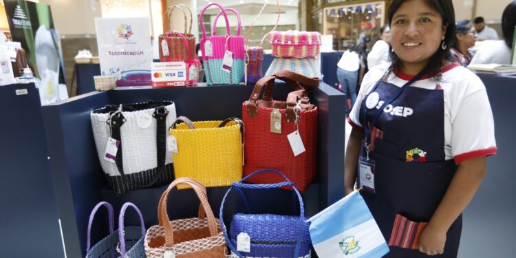 Sosep realiza feria Paseo Artesanal en Tikal Futura