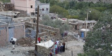 Varias aldeas siguen aisladas en la zona cercana al epicentro del terremoto de Marruecos debido al derrumbe de sus carreteras. / Foto: EFE, María Traspaderne.