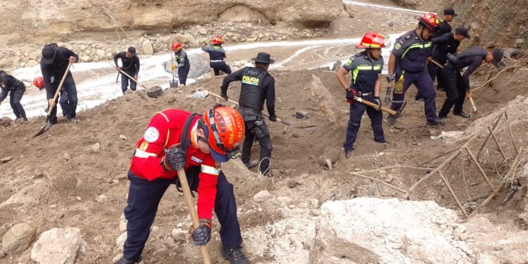 Varias instituciones trabajan de manera coordinada para rescatar a los desaparecidos en el asentamiento Dios es Fiel.