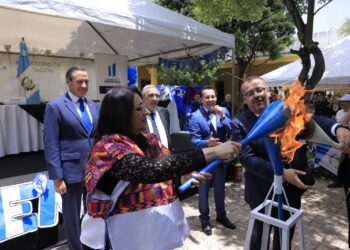 Mineduc enciende el fuego patrio dentro de sus instalaciones
