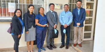 Representantes de la Agencia de Cooperación Internacional de Japón junto a autoridades de salud. /Foto: MSPAS