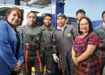 Equipo beneficiará a estudiantes de centros de capacitación técnica. /Foto: Mineco