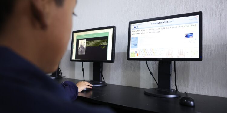 Buscan fortalecer conocimientos sobre tecnología en el aula. /Foto: Gilber García